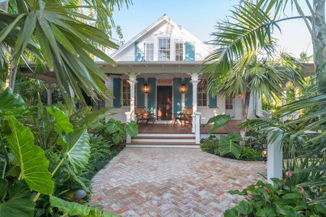 Secret Garden - Tropical - Pool - Miami - by Craig Reynolds Landscape Architecture | Houzz Key West Style Homes, Case Creole, Key West Cottage, Key West House, Key West Style, West Home, Cottage Exterior, Victorian Cottage, Garden Makeover