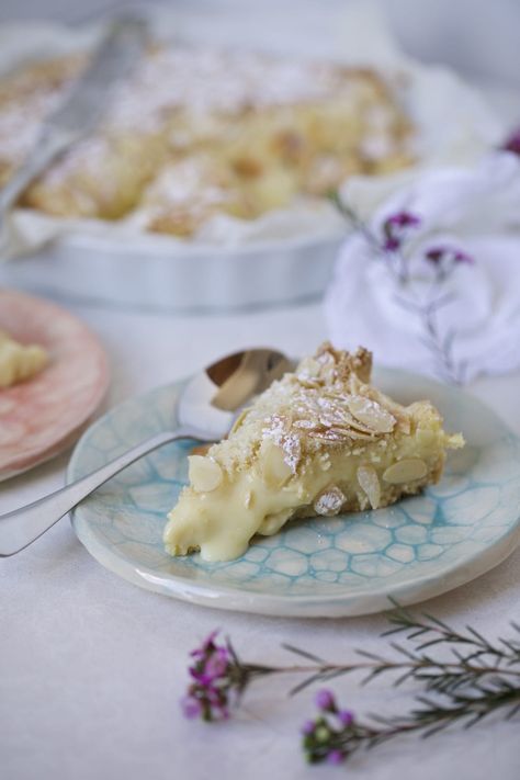 Italian Crumb Cake filled with Cream! Sweet Vanilla Crumb Cake filled with a luxurious Italian custard cream filling. This is your NEXT ITALIAN DESSERT! Cake Crumble, Italian Cream Cake Recipe, Crostata Recipe, Pastry Cream Recipe, Pastry Cream Filling, Italian Cream Cakes, Italian Cream, Cake Pastry, Crumble Cake