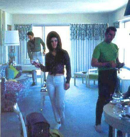 RARE:  Elvis and Priscilla ♥♥♥ Graceland Elvis, Elvis Presley Family, Sean Leonard, Elvis Presley Images, Young Elvis, Elvis And Priscilla, Elvis Presley Photos, Priscilla Presley, Lisa Marie Presley