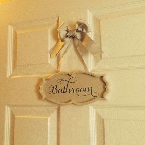 Diy Bathroom Door Sign, Bathroom Door Signs Diy Cute Ideas, Bathroom Door Signs For Home, Renew Clothes, Diy Bathroom Door, Bathroom Door Decor, Bathroom Door Signs, Vintage Door Decor, Bathroom Door Sign