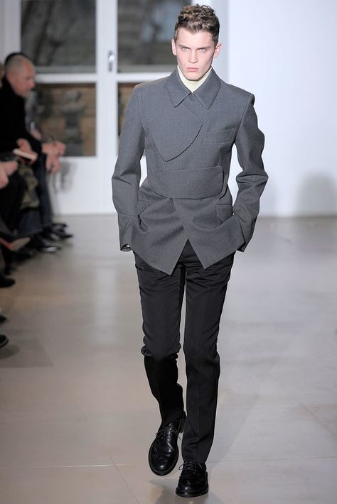 Futuristic Fashion Male, Model Jas, 2010 Fashion Trends, Mens Clothing Guide, Mens Tailored Suits, Lawyer Fashion, Futuristic Fashion, Mens Fashion Fall, Poses References