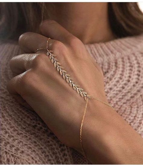 Vintage Jewelry Aesthetic, Jóias Body Chains, Unique Wedding Jewelry, Hand Chain Jewelry, Hand Chain Bracelet, Pretty Jewelry Necklaces, Jewelry Aesthetic, Hand Accessories, Bangles Jewelry Designs