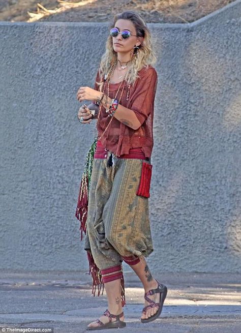 Showing her style: Paris Jackson oozed of boho chic while enjoying a solo outing in Los Angeles on Friday - The latest in Bohemian Fashion! These literally go viral! Paris Jackson Aesthetic, Mundo Hippie, Hippie Fits, Jackson Aesthetic, Mode Hippie, Estilo Hippie, Paris Jackson, Hippie Style Clothing, Mode Boho