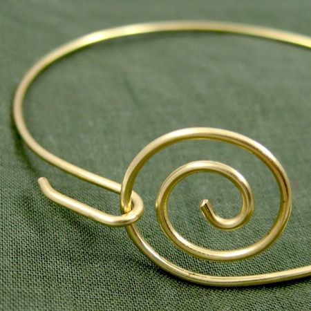 Spiral Bracelet, Diy Bangle Bracelets, Bijoux Fil Aluminium, Simple Bangle, Wire Jewelry Designs, Wire Bangles, Handmade Wire Jewelry, Silver Jewelry Handmade, Wire Bracelet