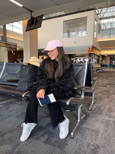 All black outfit with pink hat. Pink Ny Hat Outfit, Nike Hat Outfit, New Era Cap Outfit Woman, Ny Cap Outfit, Pink Cap Outfit, Pink Hat Outfit, Black Hat Outfit, Ny Hats, Ny Cap