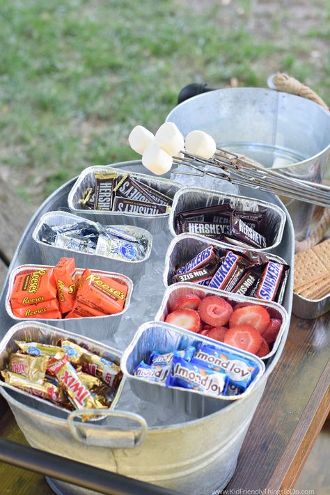 S'mores Party Platters are a New Twist On Classic Smores. Get creative with loaded smores that are perfect for summer fun in the backyard. www.kidfriendlythingstodo.com Hosting Bonfire Party, S’mores Storage Ideas, Fall Smores Party, Smores Themed Birthday Party, Christmas Smores Bar, S’mores Birthday Party Theme, Smores Station For Party, Smores Party Ideas, Smores Platter