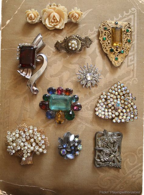 Do You Collect Costume Jewelry? Costume Jewelry Makers, Vintage Jewelry Ideas, Vintage Collections, Jewelry Knowledge, Vintage Jewelry Repurposed, Costume Jewelery, Vintage Jewelry Antique, Antique Costume Jewelry, Vintage Jewlery