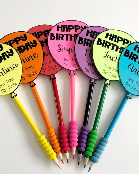 It’s your last chance to claim our FREE Birthday Balloon Straw Toppers! 🎉🎈 ⠀ What we looove about this cute gift is how truly versatile it is! From pencils to drink bottles, SWIPE to explore the fun ways we’ve seen this resource used! 🫶 ⠀ ⬇️⬇️⬇️ To access the freebie, head to the link in our bio or comment 'CELEBRATE' and I’ll send you the last-chance link! ⠀ Offer ends TONIGHT. Be quick besties! ⠀ 📸 @miss_chahoud, @teachingwithmiss.w & @_miss_williams_ ⠀ #MissJacobsLittleLearners Student Birthday Gifts From Teacher, Gifts For Students From Teacher, Class Gift Ideas, Classroom Birthday Gifts, Gifts For Your Students, Student Birthday Gifts, Sunshine Committee, Primary Presidency, Balloon Template