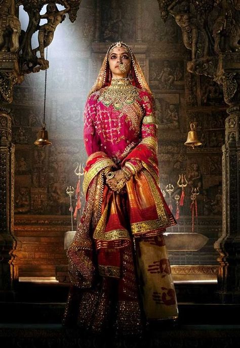 11 Bridal Looks Of Deepika Padukone That'll Never Go Out Of Fashion! | ShaadiSaga Padmavati Movie, Rajasthani Bride, Rajasthani Dress, Rajputi Dress, Saree Bollywood, Indian Bride Outfits, Shahid Kapoor, Bridal Outfit, Indian Bridal Dress