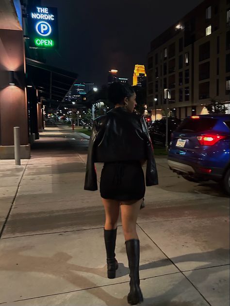 Styling Steve Madden Boots, Boots Under Knee, Steve Madden Klayton Black Boots Outfit, Knee High Steve Madden Boots, Steve Madden Knee High Boots Outfit, Steve Madden Thigh High Boots Outfit, Black Under Knee Boots Outfit, Under Knee Boots, Under Knee Boots Outfit