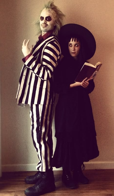 lydia and beetlejuice COSTUME - Google Search Anime Festival, Halloween Costume Couple, Original Halloween Costumes, Meme Costume, Beetlejuice Costume, Unique Couple Halloween Costumes, Best Couples Costumes, Beetlejuice Halloween, Cheap Halloween Costumes