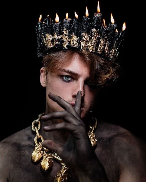 King Photoshoot Ideas, King Of Hearts Costume, King Photoshoot, Gay Costume, Boy Snaps Pic, Headpiece Diy, Dark Souls Art, Portrait Photography Men, Halloween Makeup Scary