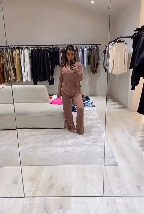 Kim Kardashian Bedroom, Kim Kardashian House Interior, Kim Closet, Walk In Robe Designs, Kim Kardashian Closet, Kim K House, Kim Kardashian House, Kim Kardashian Home, Kim House