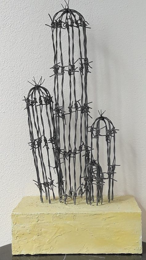 Iron Crafts Ideas, Barb Wire Art, Barbed Wire Cactus, Barbed Wire Decor, Barb Wire Crafts, Junk Metal Art, Chicken Wire Art, Barbed Wire Art, Cutlery Art