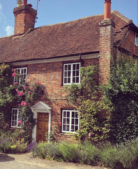 Life In The Countryside, Dream House Garden, Small Country Homes, British Cottage, British House, English Houses, Cottage Exteriors, British Architecture, Farm Cottage