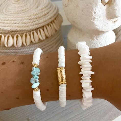 Diy Jewelry Display, Bead Charms Diy, Beads Bracelet Design, Shell Bracelet, Bracelets Handmade Beaded, Lovely Jewellery, Seychelles, Clay Beads, Jewelry Projects