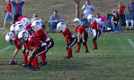 Youth Football Offense - Pirates Beast Wide Sweep Girls Playing Football, Football Playbook, Kids Playing Football, Football Lines, Peewee Football, Football Plays, Tackle Football, Football App, Football Coaches