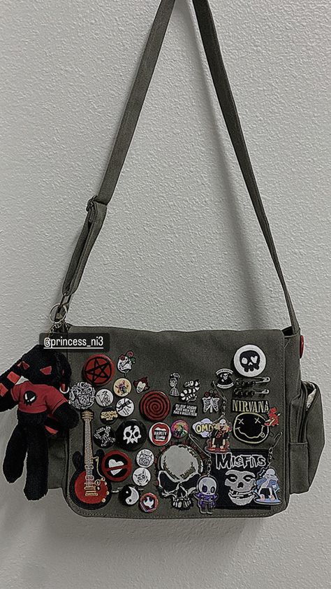 Bag Patches Ideas, Alt Messenger Bag, Punk Messenger Bag, Emo Messenger Bag, Grunge Stuff To Buy, Bag With Pins And Patches, Messenger Bag Ideas, Pin Bag Aesthetic, Grunge Pins For Backpacks