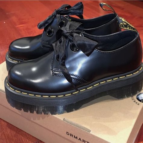 Doc Martens Holly Patent Leather Size 8 Platform Oxford Shoes Doc Martens Holly, Platform Docs, Platform Oxford Shoes, Women Oxfords, Oxford Platform Shoes, Ribbon Laces, Style Reference, Oxford Platform, Leather Mary Janes