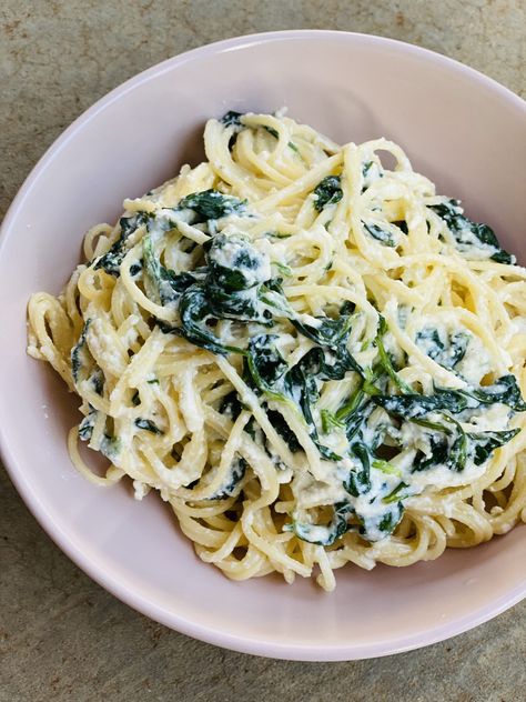 This creamy spinach and ricotta pasta is ready in 15 minutes and It's the perfect lunch or week night dinner. #pasta #spaghetti #spinachandricottapasta #timesavingrecipes #15minuterecipes Spinach And Ricotta Pasta, Ricotta Pasta Recipes, Spinach Spaghetti, Spinach Ricotta Pasta, Panini Recipes Chicken, Spinach Pasta Recipes, Salad Appetizer Cups, Spaghetti With Spinach, Cheese Pasta Recipes