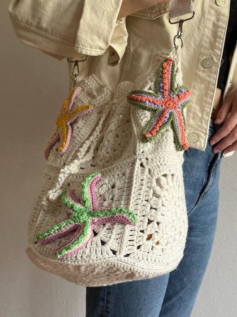 Crochet starfish bag is a unique gift for her. It is handmade with love and care. This bag is perfect for carrying your everyday essentials. It is spacious and Crochet Project Free Pattern, Crochet Summer Bag, Crochet Starfish, Granny Square Bag Crochet, Square Bag Crochet, Bags For Summer, Sac Granny Square, Crochet Beach Bag, Starfish Design