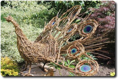 Willow Sculpture, Driftwood Art Sculpture, Scarecrows For Garden, Willow Garden, Unique Garden Art, Yarn And Needles, Twig Art, Wire Art Sculpture, Branch Art