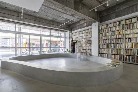 Library Japan, Small Library, Smooth Concrete, Minimalist Japanese, Japanese Home, Concrete Bench, Open Library, Concrete Building, Ground Level