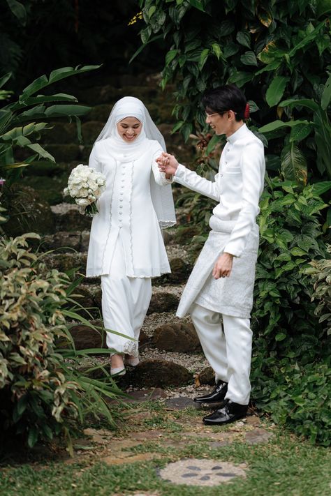 Wedding Photoshoot Ideas Outdoors, Malay Wedding Pose, Melayu Wedding Dress, Kahwin Melayu, Malay Wedding Photography, Nikah Photoshoot, Foto Akad, Pose Foto Pernikahan, Outdoor Wedding Photoshoot