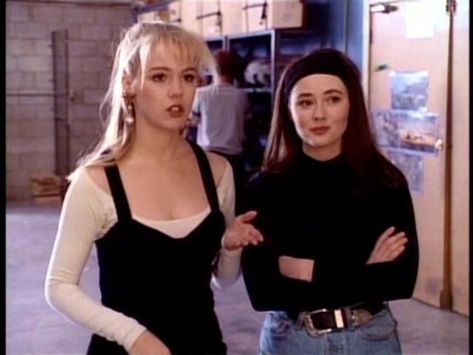 90210 Outfits, 90210 Fashion, Jennie Garth, 90s Fashion Women, Shannen Doherty, 90s Model, Tv Show Outfits, Beverly Hills 90210, Outfit 90s