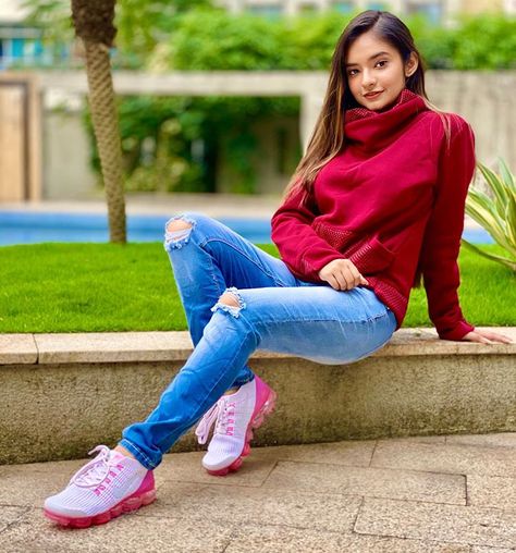 Anushka Sen on Instagram: “But I got smarter, I got harder in the nick of time 🌸 . Jeans: @ymijeans #YMIPERFORMANCE #YMI” Anushka Sen New Pics, Anuska Sen, Teen Actors, Pic Poses, Anushka Sen, Jannat Zubair, Teen Celebrities, Photography Pics, Friend Poses Photography