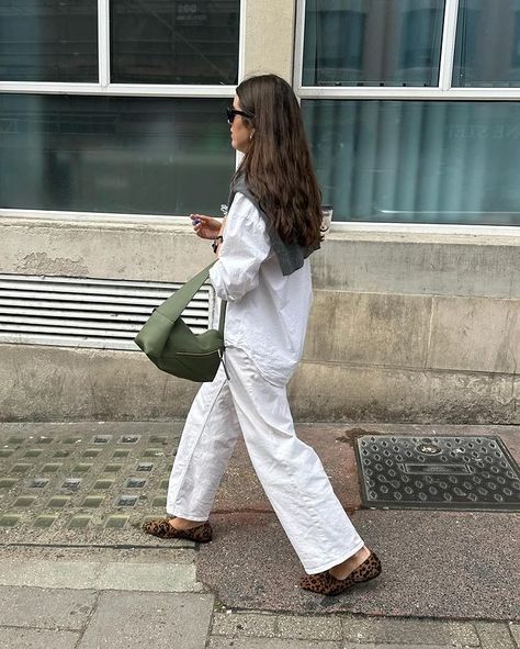 Anna (@theannaedit) • Instagram photos and videos Purse Outfit, Shoe Trend, Medium Tv Show, Simple Fall Outfits, Pass Out, Technology Fashion, Celebrity Lifestyle, Fashion People, I Left