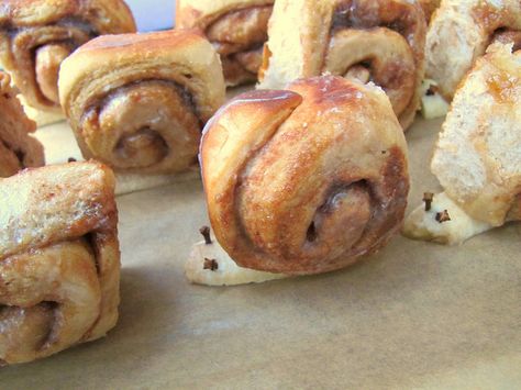 Cinnamon roll snails with banana bodes. Dessert for the animal food party. Cinnamon Roll Snails, Snail Shaped Food, Fun Cinnamon Roll Shapes, Snail Cinnamon Rolls, Animal Themed Food, Bug Food, Snail Trail, Food Shapes, Vegan Brunch