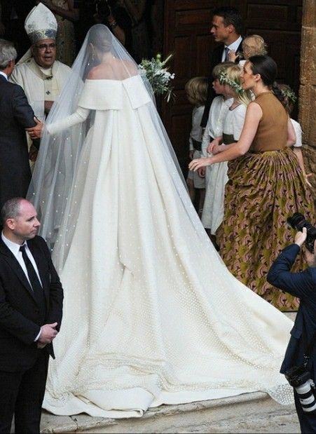 Lady Charlotte Wellesley's Stunning Off-The-Shoulder A-Line Bridal Gown With Watteau Train + Embellished Cathedral Length Drop Veil Charlotte Wellesley, Lady Charlotte Wellesley, Walk Down The Aisle, Royal Wedding Dress, Royal Brides, Royal Weddings, Beautiful Wedding Dresses, Carolina Herrera, Wedding Bells