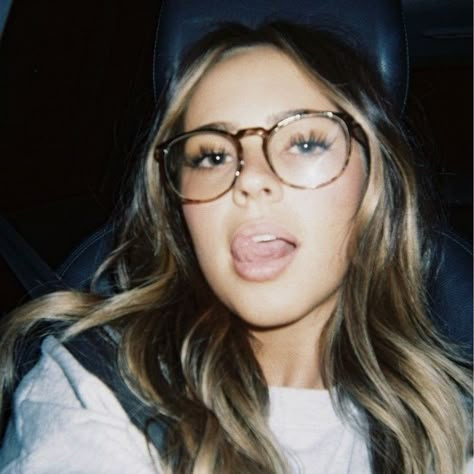 Glasses On Brunettes, Tortoise Glasses Aesthetic, Glasses Inspo Women Round Face, Brown Glasses Aesthetic, Blondes With Glasses, Emma Chamberlain Blonde, Glasses Women Aesthetic, Glasses Inspo Women, Glasses Aesthetic Girl