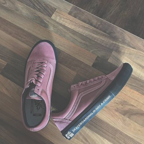 Highsnobiety Fashion, Tenis Vans, Aesthetic Outfits Men, Urban Aesthetic, Chest Rig, Cute Cosplay, Vans Off The Wall, Shoe Closet, Puma Platform Sneakers