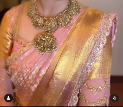 Nalla Poosalu Designs Short, Peach Pattu Saree, Peach Colour Combinations, Saree Combination, Saree Colours, Saree Styling, Wedding Jewellery Designs, Gold Haram, Peach Saree