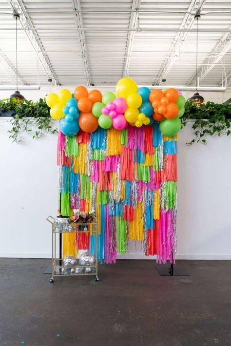 24 Festive Fiesta Party Ideas - Lady Celebrations Summer Backdrop, Streamer Wall, Backdrop Balloon, Christmas Party Backdrop, Streamer Backdrop, Hawaiian Birthday Party, Chic Bridal Showers, Fringe Backdrops, Balloon Kit