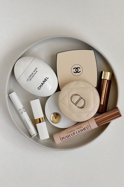 beauty must haves Project Aesthetic, Minimalist Makeup, White Makeup, Minimalist Beauty, Minimal Makeup, Luxury Cosmetics, Favorite Makeup Products, Chanel Beauty, Chanel Makeup