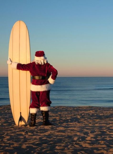 Santa On The Beach Pictures, Christmas On Beach, Santa On Vacation, Christmas Card Beach Photo Ideas, Beach Christmas Aesthetic, Card Natal, Surfer Christmas, Santa Outfit For Women, Santa At The Beach