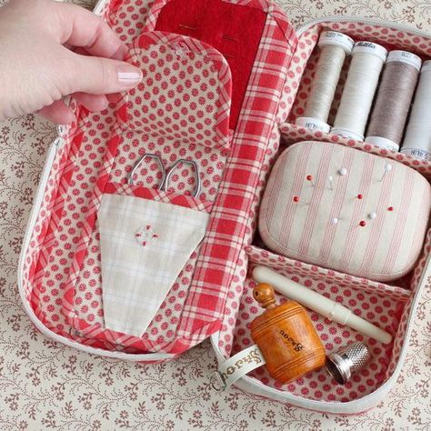 Sewing Organizer Pattern, Sewing Kit Pattern, Sewing Organizer, Travel Sewing Kit, Sewing Case, Travel Sewing, Fashion School, Beginner Sewing Projects Easy, Leftover Fabric