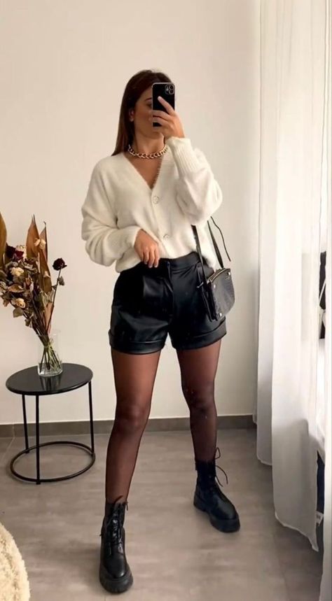 Leder Shorts Outfit, Leather Shorts Outfit, Mode Poses, Lederhosen Outfit, Outfit Botas, Trends 2025, Winter Fashion Outfits Casual, Versatile Outfits, Fashion Mistakes