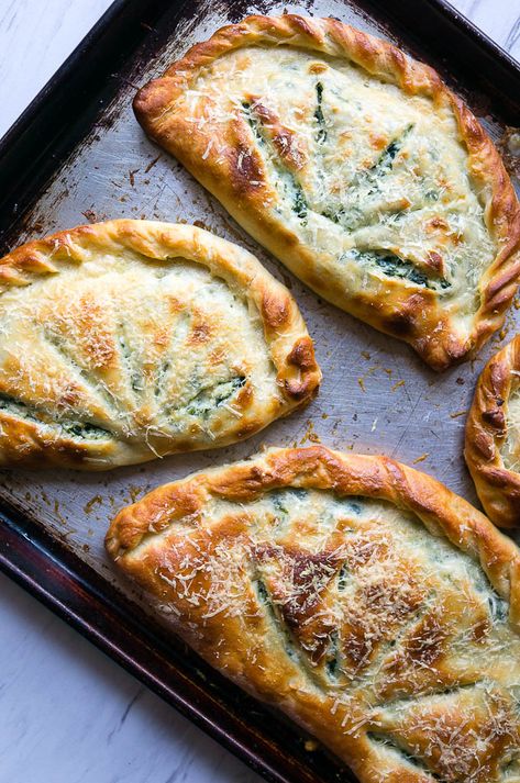 A cheesy ricotta and spinach vegetarian calzone to substitute into your pizza routine! Spinach Ricotta Calzone, Ricotta Spinach Recipes, Spinach Artichoke Calzone, Vegetarian Calzone, Spinach Stromboli, Ricotta Calzone, Spinach Calzone, Ricotta Pizza, Calzone Recipe