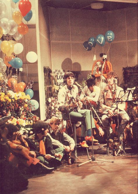 The Beatles - All you need is love. Live BBC broadcast 1967 Sgt Peppers Lonely Hearts Club Band, Beatles Pictures, Sgt Pepper, Twist And Shout, The Fab Four, Lonely Heart, I'm With The Band, Abbey Road, Keith Richards