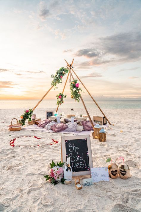 Proposal Ideas Beach, Wedding Proposal Ideas Engagement, Romantic Beach Picnic, Picnic Party Decorations, Picnic Date Food, Picnic Setup, Luxury Picnics, Bachelorette Planning, Romantic Date Night Ideas