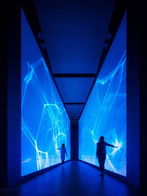 Interaktives Design, Light Art Installation, Interactive Walls, Blue Lights, New Media Art, Interactive Installation, Projection Mapping, Exhibition Display, Interactive Art