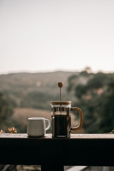 French Press Coffee Maker, I Drink Coffee, French Coffee, Coffee Wallpaper, Dark Roast Coffee, Enjoy Coffee, French Press Coffee, Coffee Uses, Coffee Culture