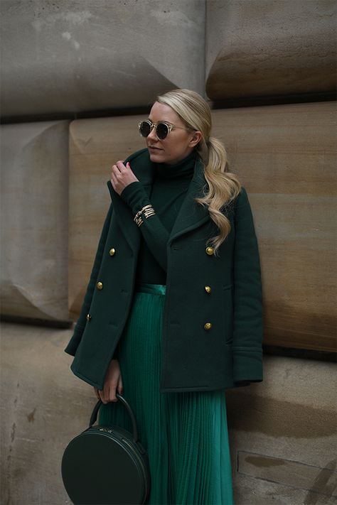 Green monochromatic look for holiday! Wearing J.Crew, H&M, and Club Monaco Mode Monochrome, Business Dinner, Blazer Verde, Blair Eadie, Street Outfits, Atlantic Pacific, Slytherin Aesthetic, Monochrome Outfit, Cable Bracelets