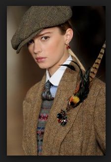 Ralph Lauren pheasant feather brooch with menswear. Mode Country, Tweed Run, Ralph Lauren Fall, Country Wear, Country Fashion, Ralph Lauren Style, Mode Casual, Wearing A Hat, English Style