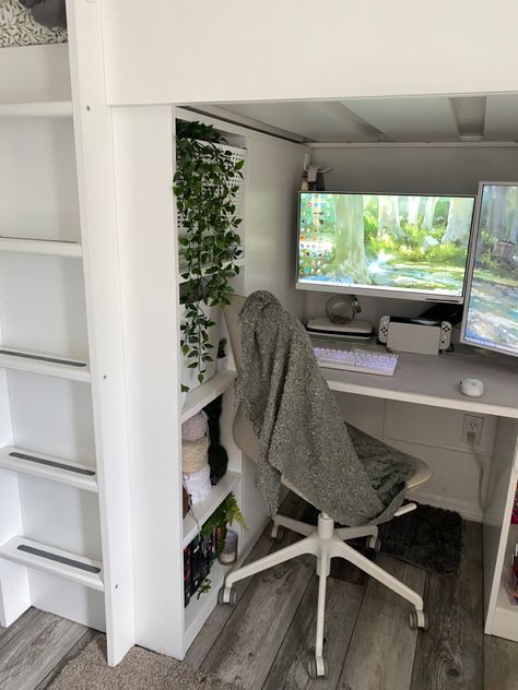 Loft Bed With Pc Setup, Loft Bed Setup, Gaming Setup Under Loft Bed, Loft Bed Gaming, Loft Desk, White Loft Bed, Green Pc, White Apartment, White Loft