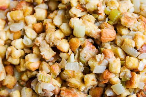 Martin's Potatobred Stuffing is Serious Eat's best store-bought stuffing winner! Simple Stuffing Recipe, Simple Stuffing, Easy Stuffing Recipe, Cranberry Sauce Thanksgiving, Easy Cranberry Sauce, Best Stuffing, Bread Stuffing, Cranberry Sauce Recipe, Potato Roll